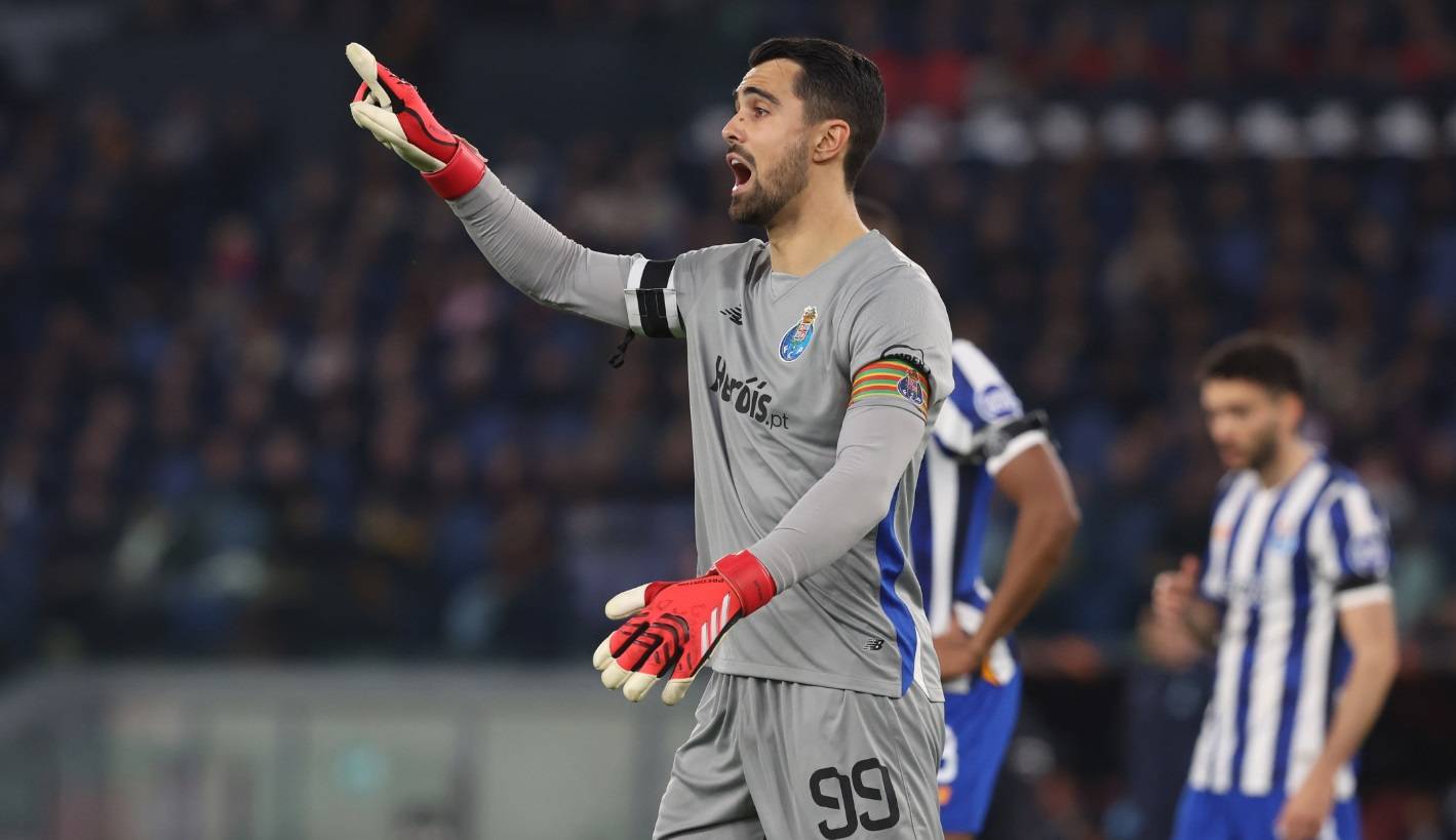 斯洛文尼亚传球失误，替补席的东契奇表情略显紧张失望